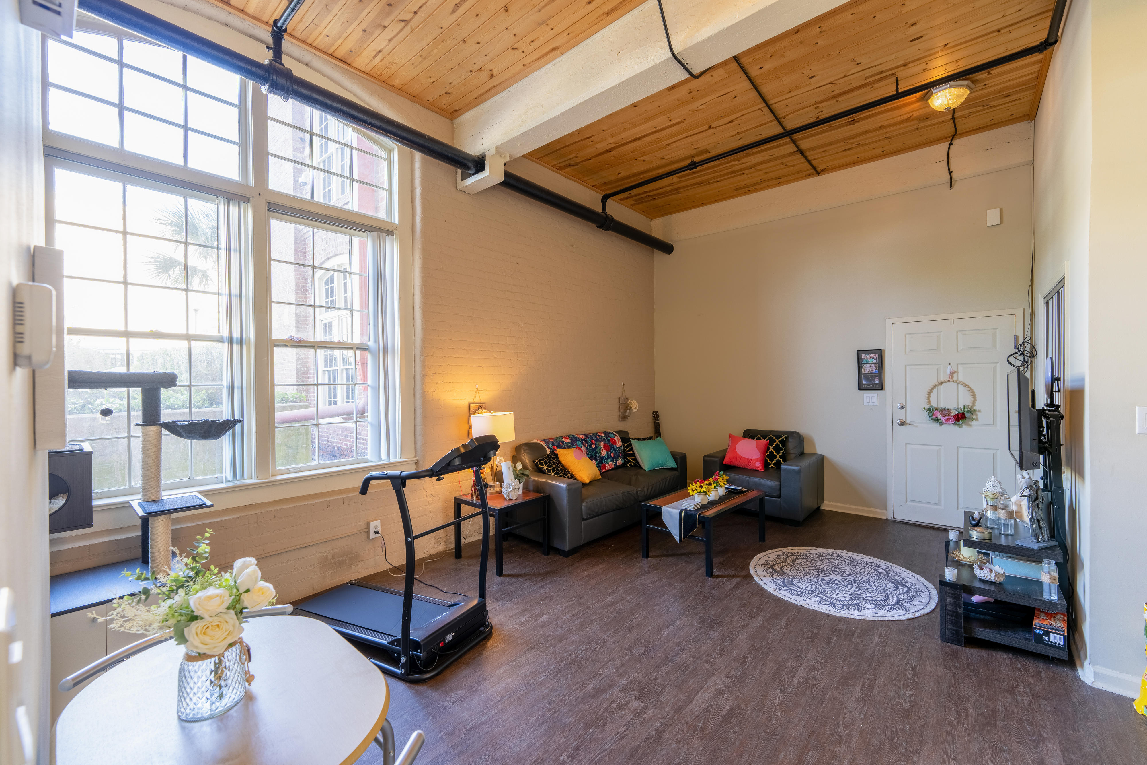 1 Bed, 1 Bath Classic Renovated 