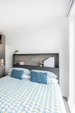 Studio 1 Anglia House Cambridge - bed focus