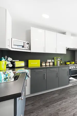 TSHC-AustenHouse-Southampton-ClustenKitchenLounge1