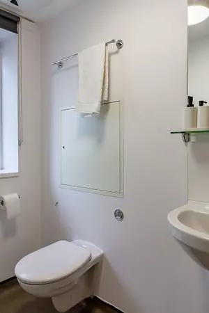 5 Bed Townhouse Bathroom (1)