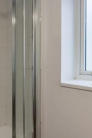 5 Bed Townhouse Bathroom (3)